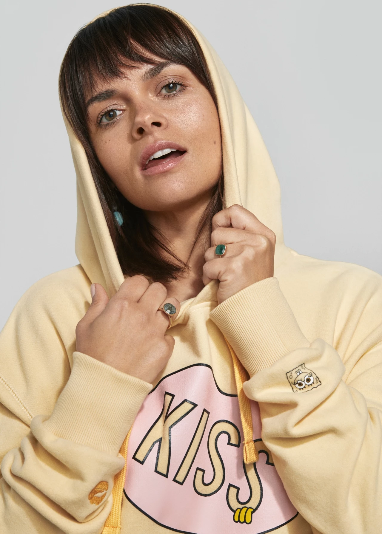 Na kolekcję SpongeBob Gold składają się przede wszystkim oversizowe bluzy, t-shirty z nadrukami oraz spodnie dresowe i bielizna. Wizerunek SpongeBoba i Patryka pojawił się także na wielu dodatkach, w tym na kolorowych skarpetkach, torbach oraz paskach. Na kolekcję SpongeBob Gold składają się przede wszystkim oversizowe bluzy, t-shirty z nadrukami oraz spodnie dresowe i bielizna. Wizerunek SpongeBoba i Patryka pojawił się także na wielu dodatkach, w tym na kolorowych skarpetkach, torbach oraz paskach.