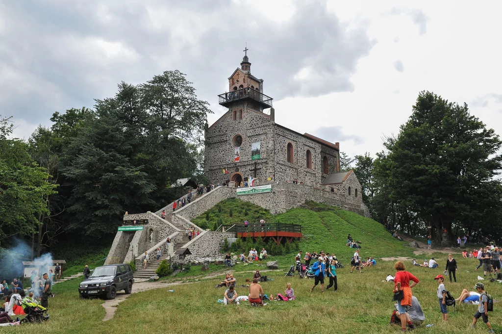 Kościół pw. Nawiedzenia Najświętszej Maryi Panny na Górze Ślęży zbudowany na fundamentach pierwotnego kościoła z XII wieku i piastowskiego zamku z XIV wieku