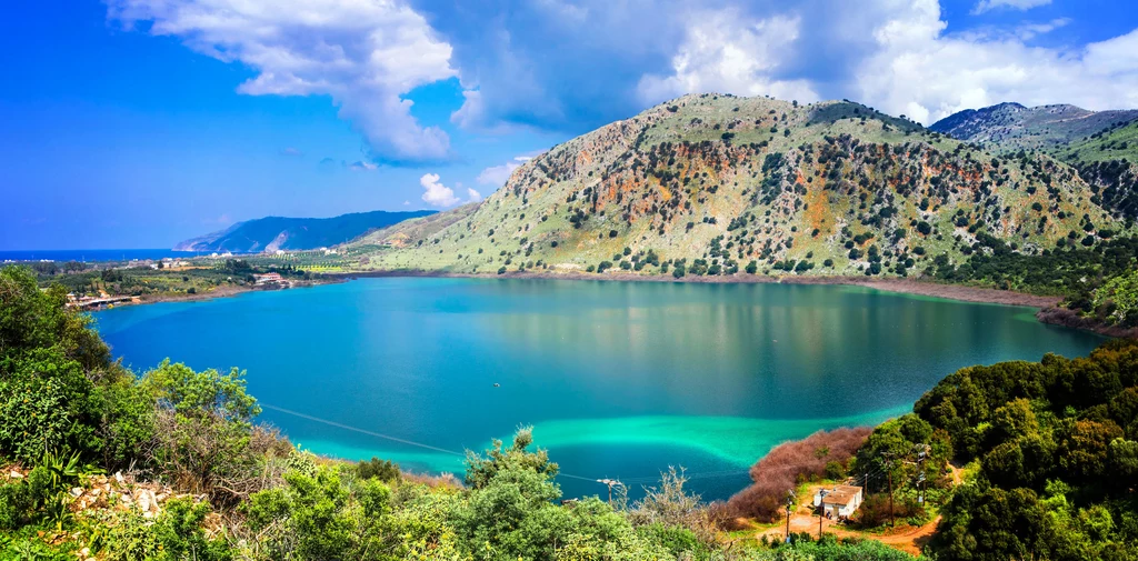 Jezioro Kournas na Krecie, popularny punkt na rowerowych szlakach
