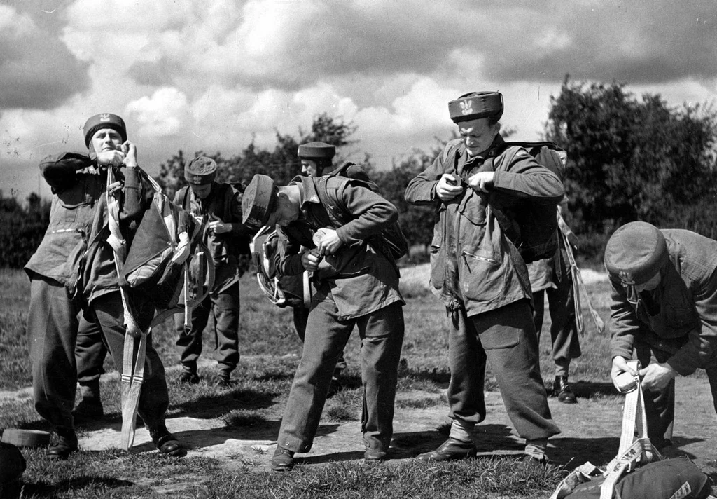 Szkolenie żołnierzy generała Sosabowskiego obejmowało oczywiście również oddanie odpowiedniej liczby skoków ze spadochronem.