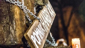 Protest "Protest Pomniki dla ofiar - nie dla katow!" przed pomnikiem ksiedza Henryka Jankowskiego w Gdansku, zorganizowany przez ruch Dziewuchy Dziewuchom.