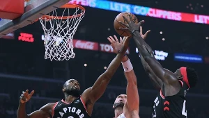 Marcin Gortat (w środku) z LA Clippers w starciu z Serge'em Ibaką (nr 9) i Pascalem Siakamem z Toronto Raptors