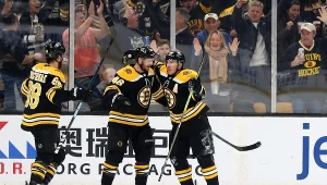 Hokeiści Boston Bruins: Brad Marchand (z prawej), David Krejczi (w środku) i David Pastrnak cieszą z gola w meczu z Arizona Coyotes