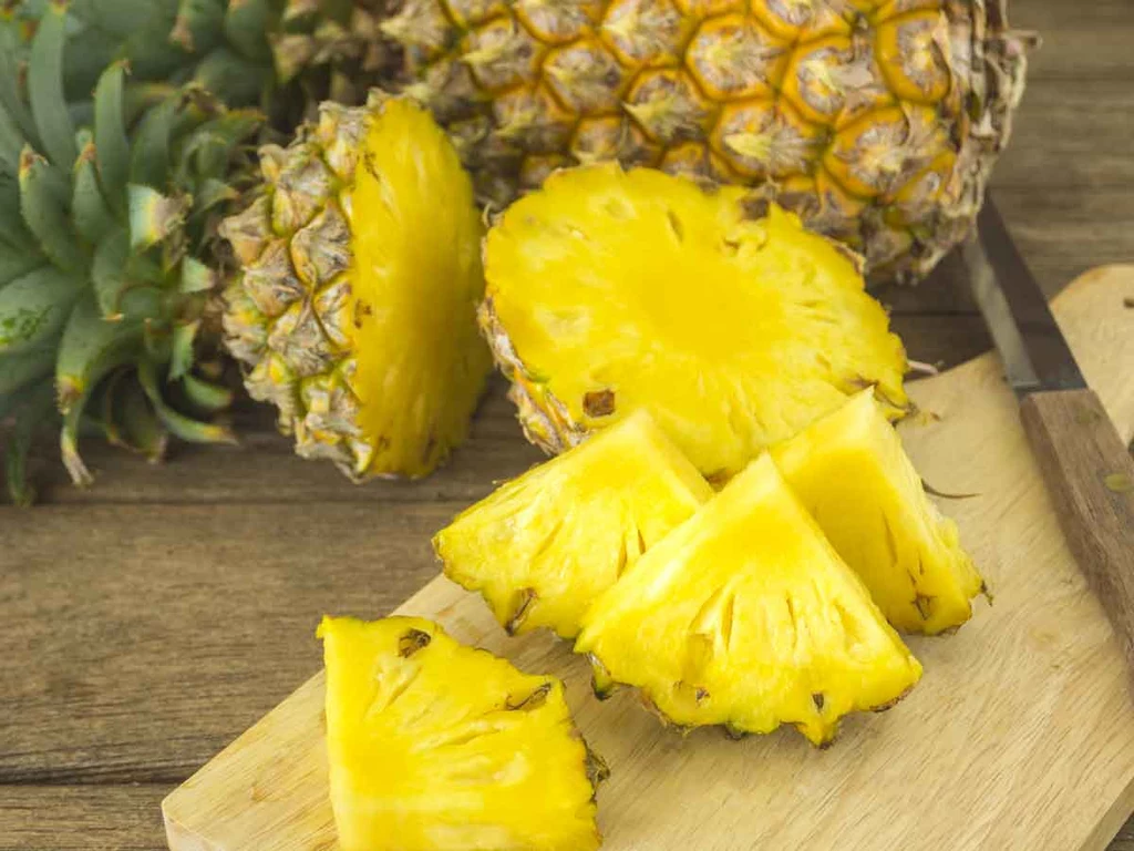 Ananas zawiera bromelainę