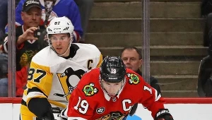 Jonathan Toews (na pierwszym planie) z Chicago Blackhawks i Sidney Crosby, gwiazda Pittsburgh Penguins
