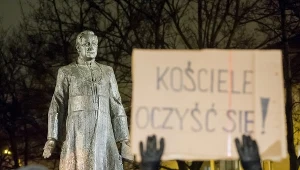 Protest pod pomnikiem ks. Henryka Jankowskiego