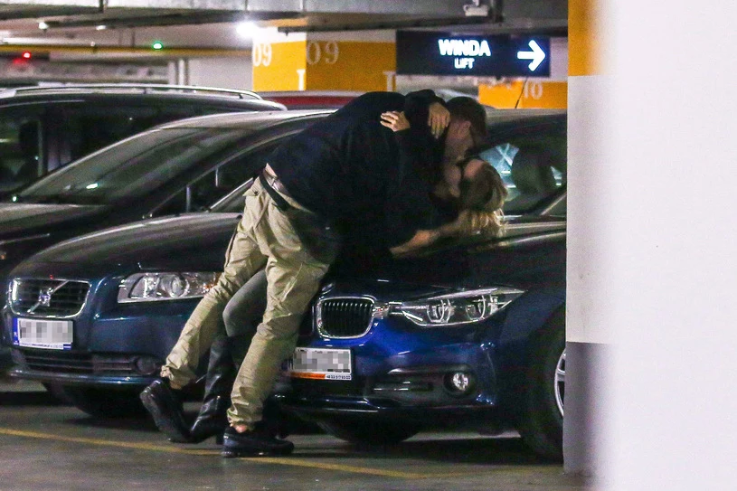 Karolak i Dziun całaują się na parkingu Karolak i Dziun całaują się na parkingu