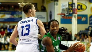 Koszykarka InvestInTheWest Enei Gorzów Wlkp. Maria Papowa (z lewej)