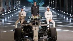 Szef Mercedea  Toto Wolff (w środku)