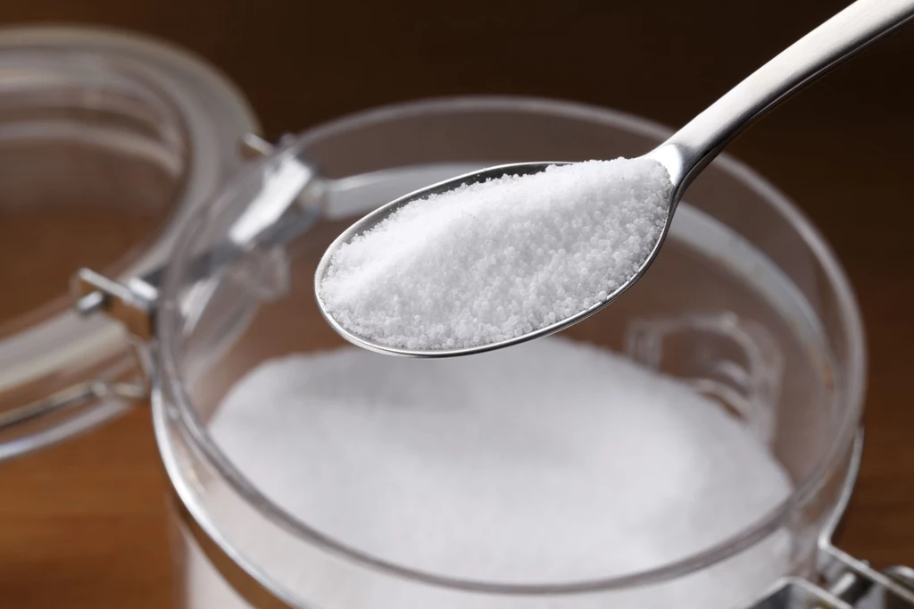 Nadmiar soli w diecie szkodzi zdrowiu, ale warto wykorzystać ją także poza kuchnią