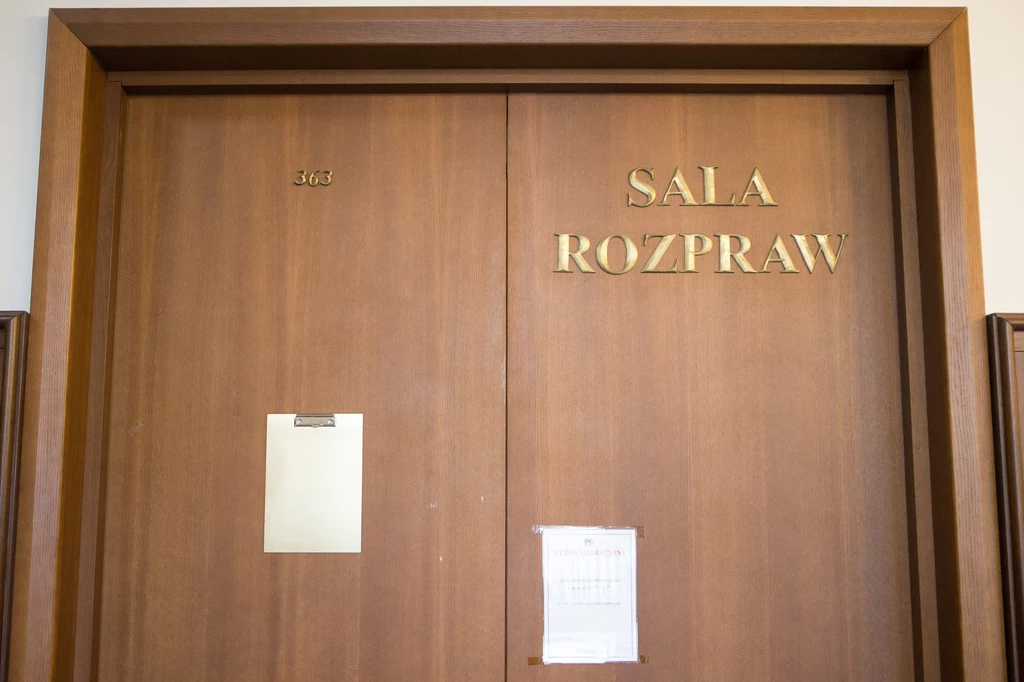 Wejście na salę rozpraw, zdj. ilustracyjne Wejście na salę rozpraw, zdj. ilustracyjne