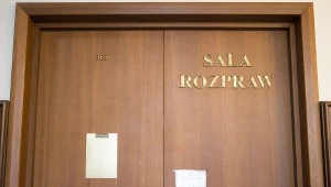 Wejście na salę rozpraw, zdj. ilustracyjne