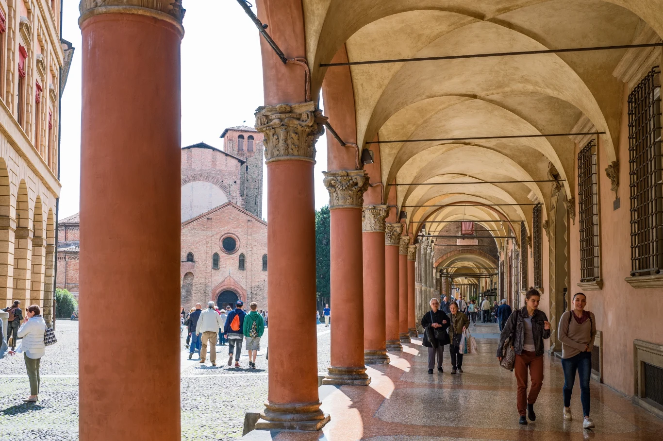 Po Bolonii można spacerować w komfortowych warunkach, przechodząc pod arkadami