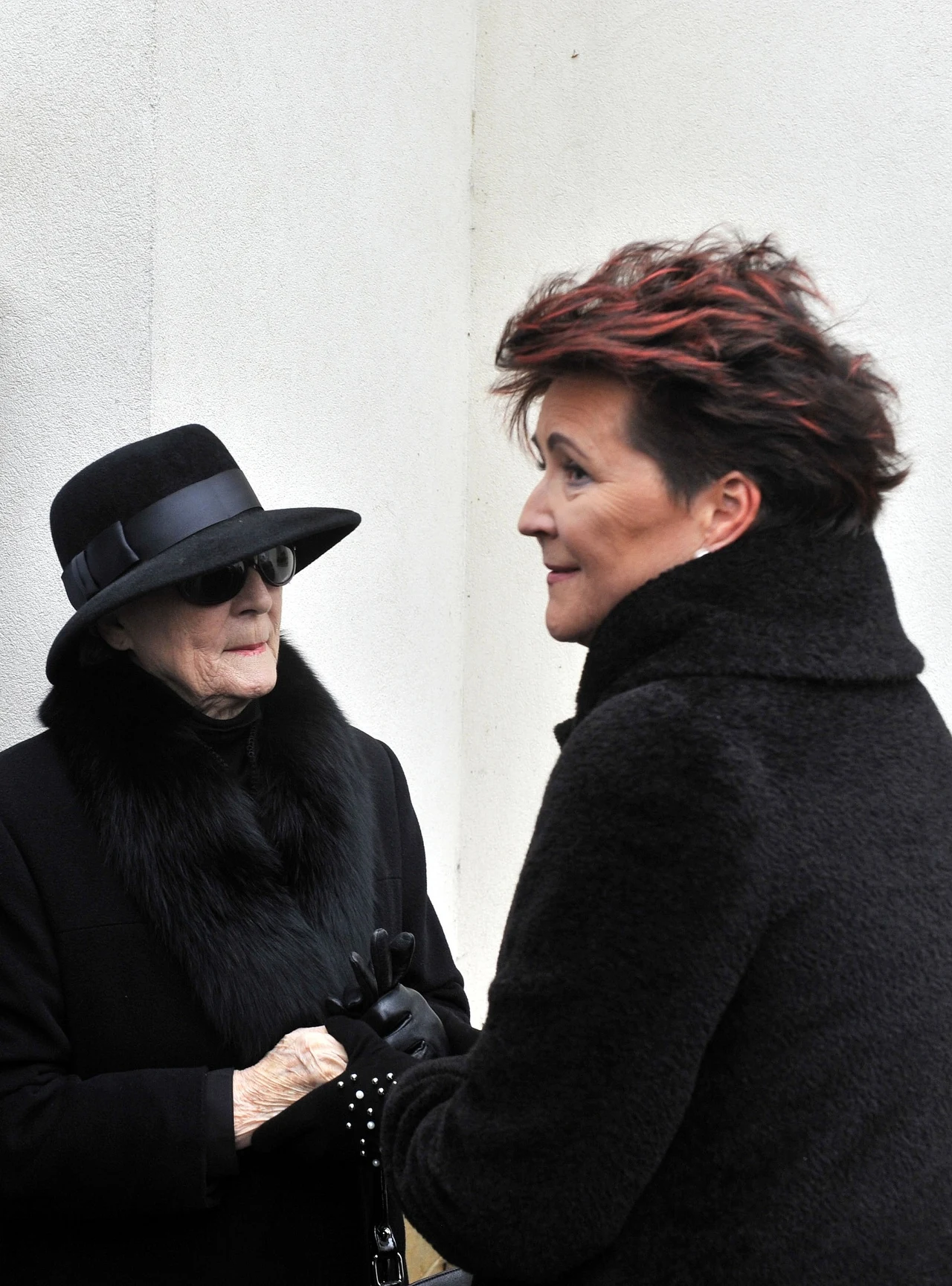 W dniu pogrzebu panią Irenę wspierała m.in. Jolanta Kwaśniewska W dniu pogrzebu panią Irenę wspierała m.in. Jolanta Kwaśniewska