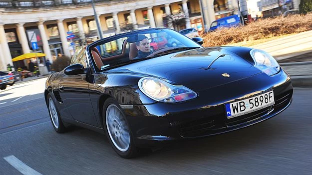 Nadwozie 986 jest zdecydowanie bardziej sztywne niż 911 (996) Cabrio. Bardzo dobrze zabezpieczono je przed korozją. 