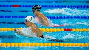 Katinka Hosszu (z lewej)