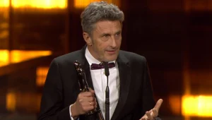 Europejskie Nagrody Filmowe 2018: Paweł Pawlikowski odbiera nagrodę w kategorii najlepszy scenariusz za film "Zimna wojna" (screen z Twittera)