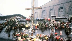 Kwiaty w pierwszą rocznicę tragedii (1982 r.)