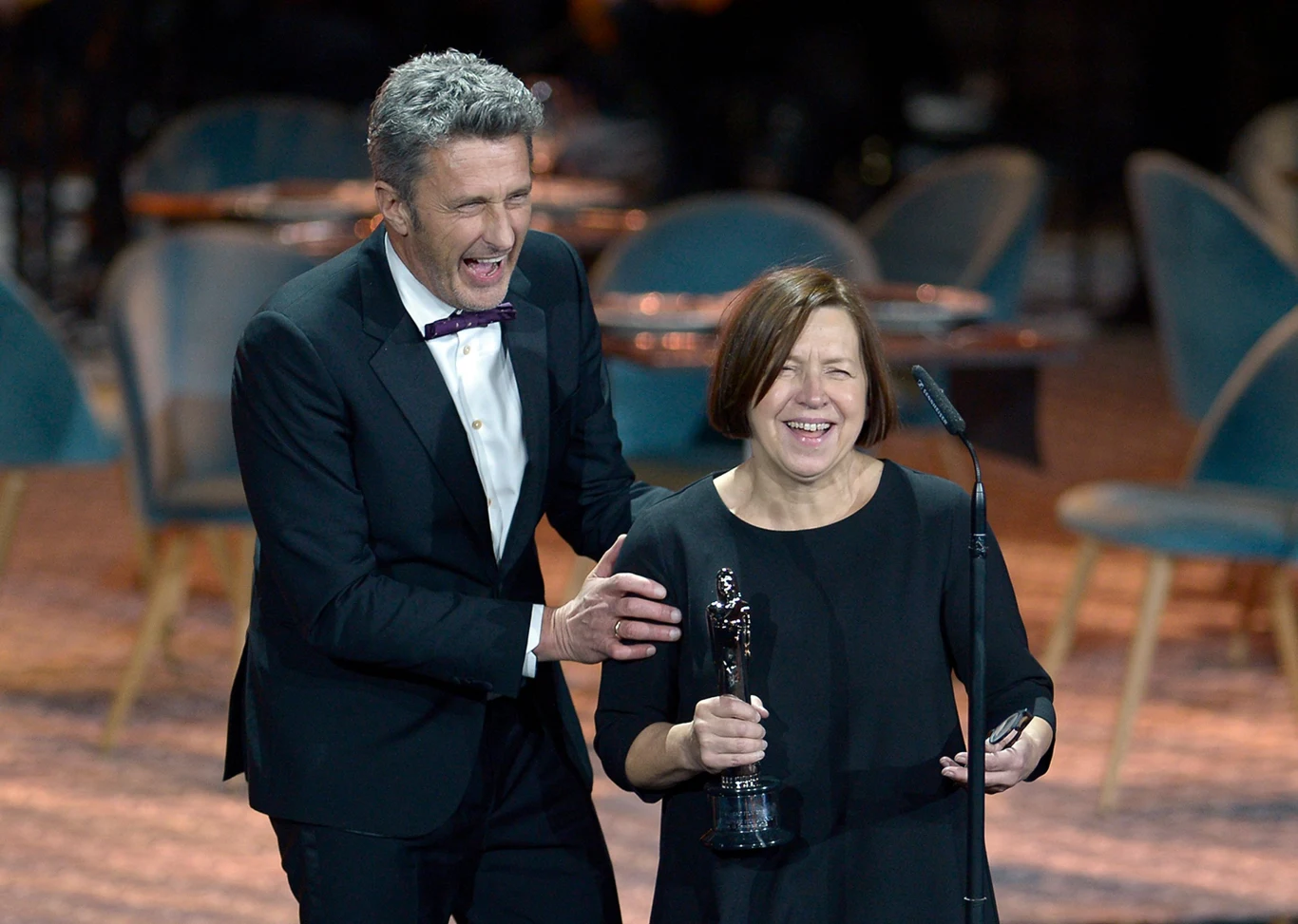 Szczęśliwi Paweł Pawlikowski i Ewa Puszczyńska podczas ceremonii wręczania nagród w Sewilli.