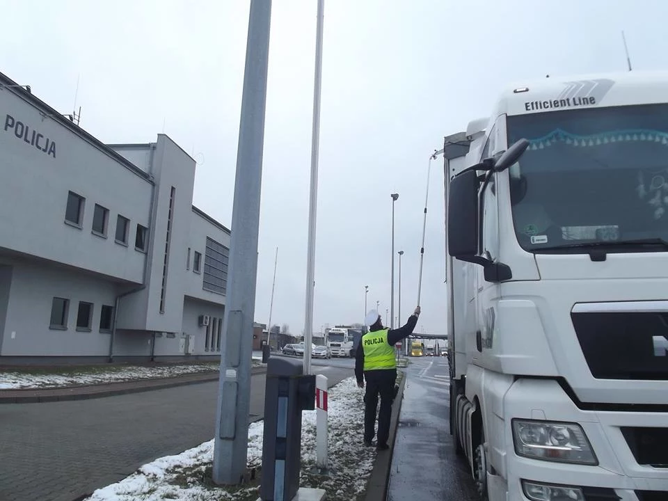 Policjanci mają specjalny sprzęt do sprawdzania naczep