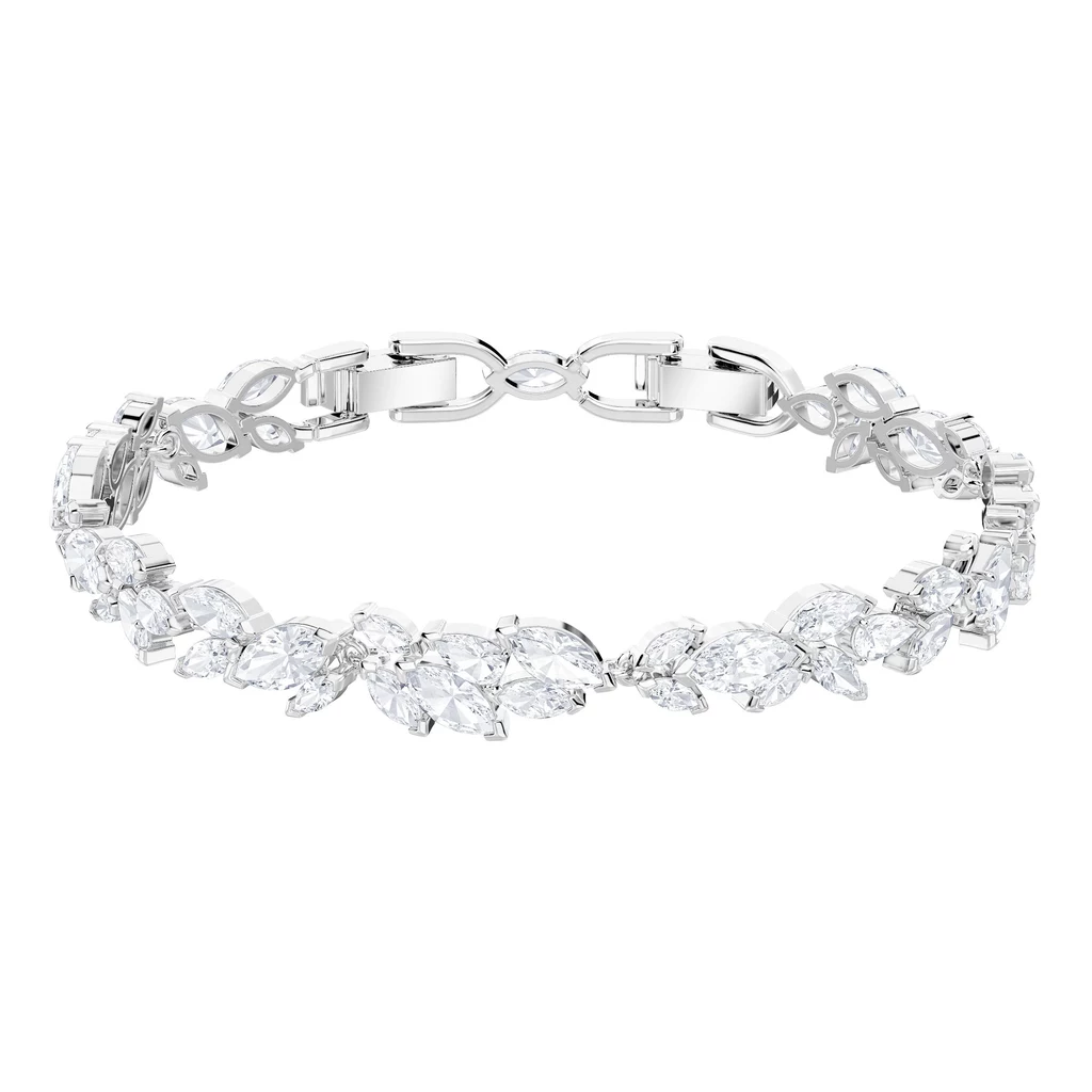 Zaczarowany baśniowy ogród lśniący kryształami Swarovski, będący miejscem, gdzie zatrzymał się czas, posłużył za inspirację twórcom tegorocznej kolekcji świątecznej. Zaczarowany baśniowy ogród lśniący kryształami Swarovski, będący miejscem, gdzie zatrzymał się czas, posłużył za inspirację twórcom tegorocznej kolekcji świątecznej.