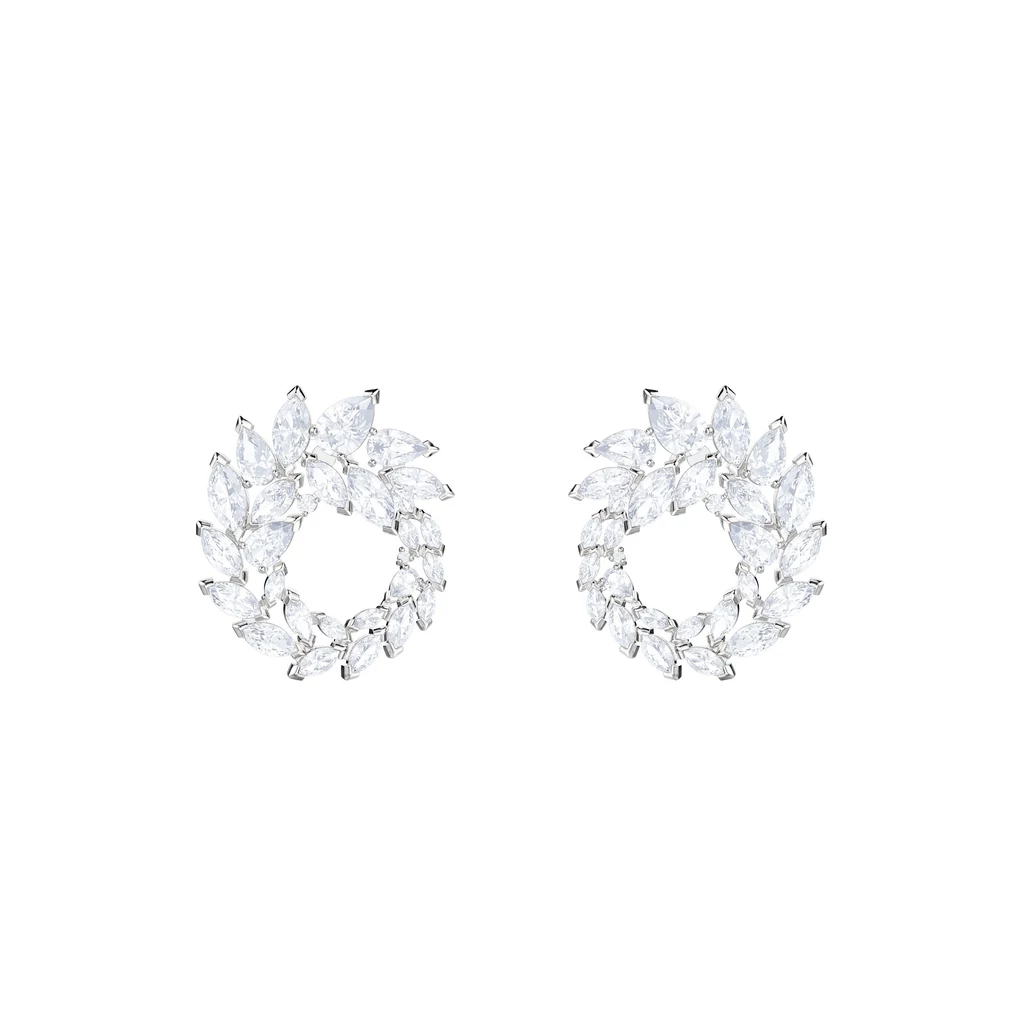 Zaczarowany baśniowy ogród lśniący kryształami Swarovski, będący miejscem, gdzie zatrzymał się czas, posłużył za inspirację twórcom tegorocznej kolekcji świątecznej. Zaczarowany baśniowy ogród lśniący kryształami Swarovski, będący miejscem, gdzie zatrzymał się czas, posłużył za inspirację twórcom tegorocznej kolekcji świątecznej.