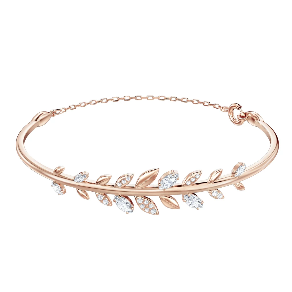 Zaczarowany baśniowy ogród lśniący kryształami Swarovski, będący miejscem, gdzie zatrzymał się czas, posłużył za inspirację twórcom tegorocznej kolekcji świątecznej. Zaczarowany baśniowy ogród lśniący kryształami Swarovski, będący miejscem, gdzie zatrzymał się czas, posłużył za inspirację twórcom tegorocznej kolekcji świątecznej.