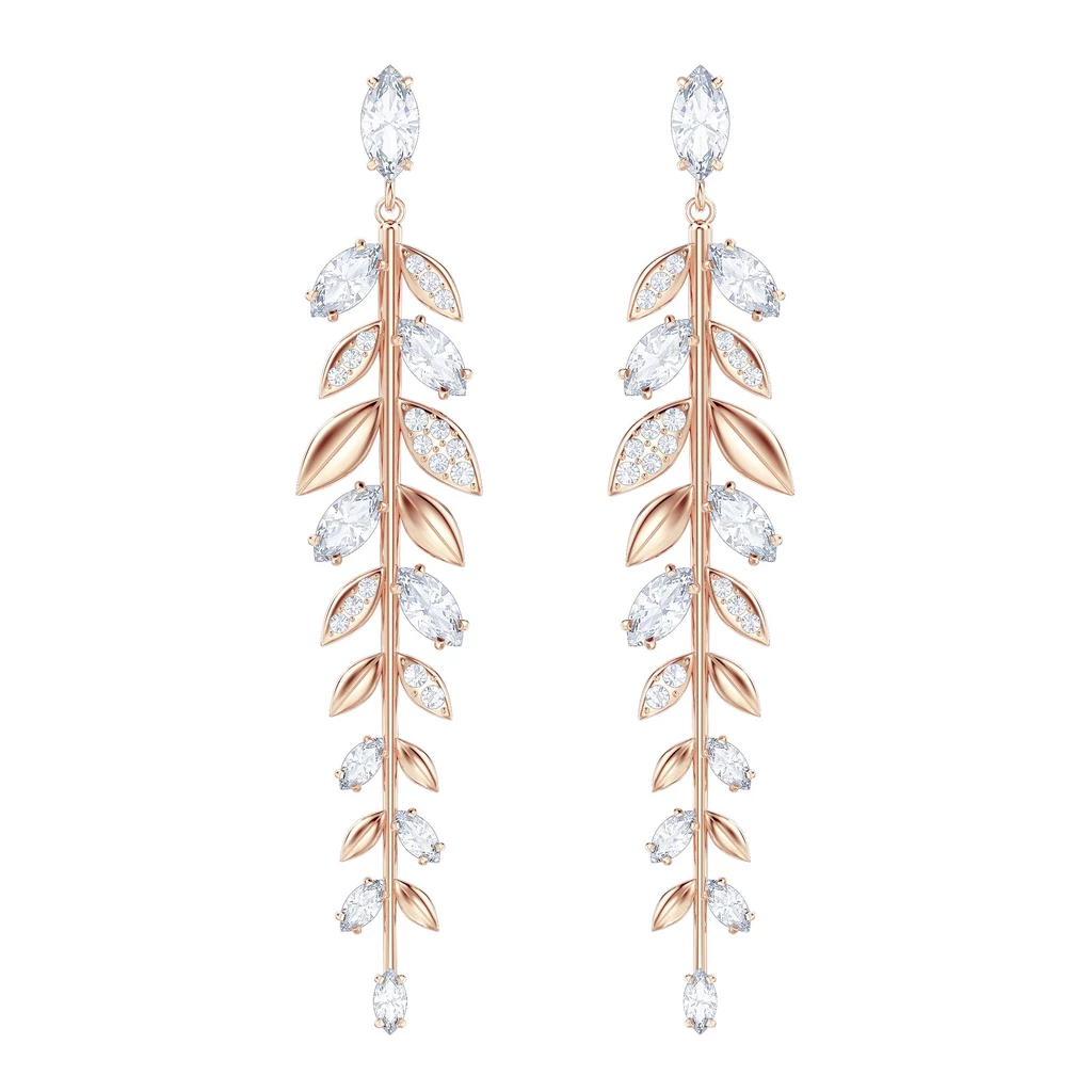 Zaczarowany baśniowy ogród lśniący kryształami Swarovski, będący miejscem, gdzie zatrzymał się czas, posłużył za inspirację twórcom tegorocznej kolekcji świątecznej. Zaczarowany baśniowy ogród lśniący kryształami Swarovski, będący miejscem, gdzie zatrzymał się czas, posłużył za inspirację twórcom tegorocznej kolekcji świątecznej.