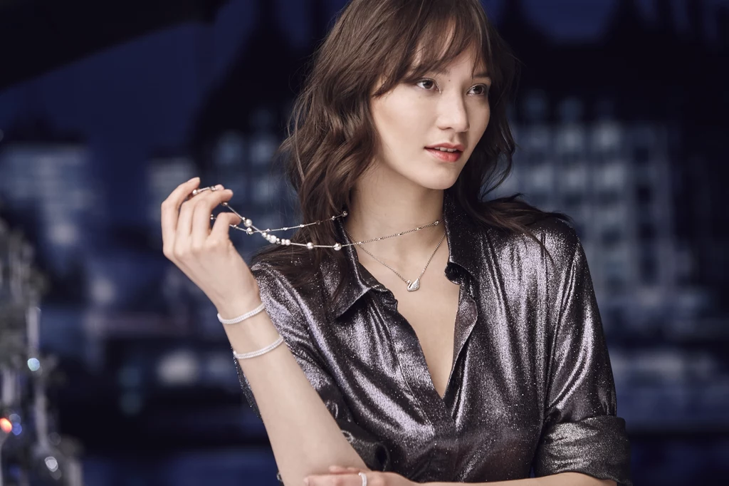 Zaczarowany baśniowy ogród lśniący kryształami Swarovski, będący miejscem, gdzie zatrzymał się czas, posłużył za inspirację twórcom tegorocznej kolekcji świątecznej. Zaczarowany baśniowy ogród lśniący kryształami Swarovski, będący miejscem, gdzie zatrzymał się czas, posłużył za inspirację twórcom tegorocznej kolekcji świątecznej.