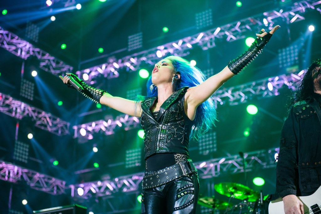 Alissa White-Gluz (Arch Enemy) w akcji