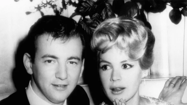 Pochodzący z Nowego Jorku Bobby Darin karierę muzyczną rozpoczął w latach 50. XX wieku jako tekściarz Connie Francis. Jego pierwszy hit "Splash Splash" dotarł do trzeciego miejsca listy najpopularniejszych piosenek w kraju. 