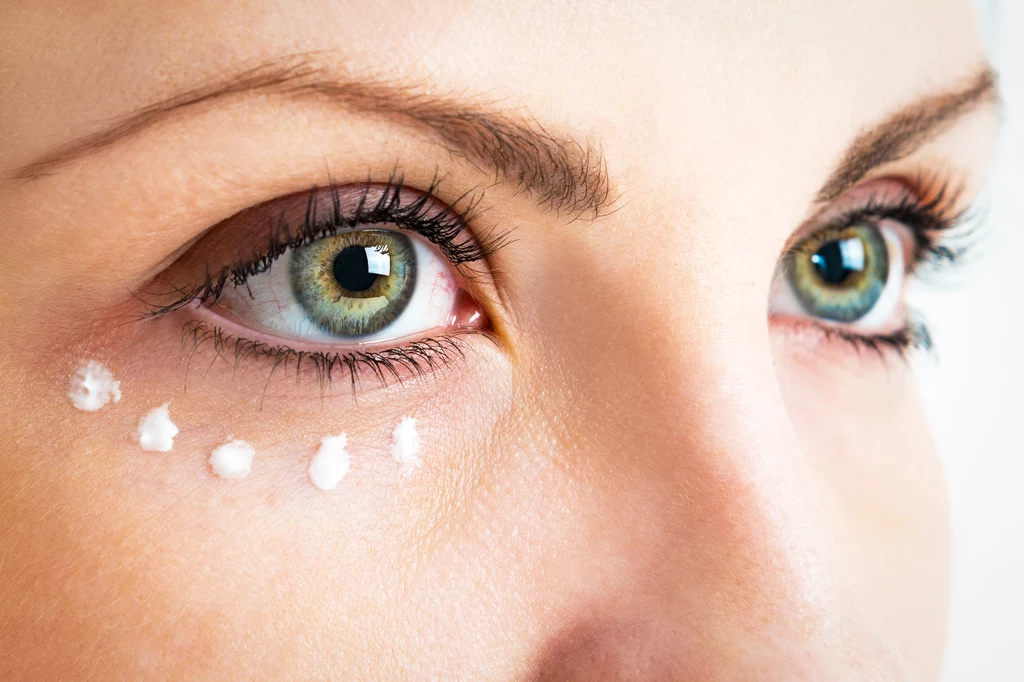 Aby odpowiednio zadbać o cienką skórę wokół oczu, warto podarować jej ukojenie za sprawą codziennego masażu, który usprawni funkcjonowanie systemu limfatycznego