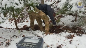 W poszukiwaniach wykorzystywany jest wykrywacz metalu