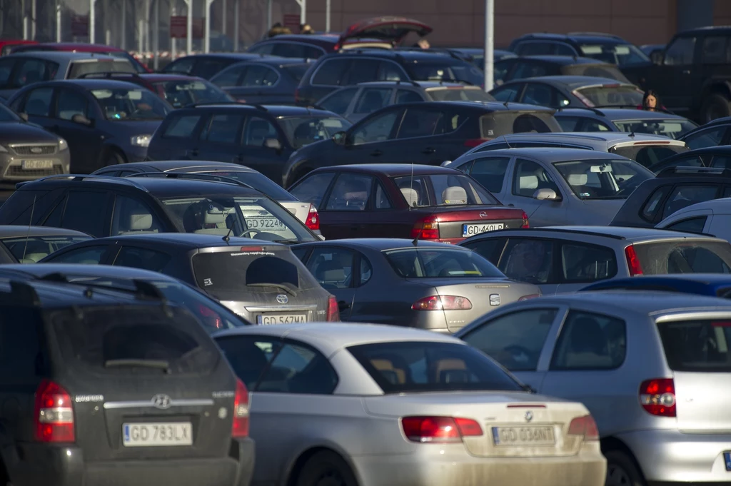 O uszkodzenie nietrudno na zatłoczonych parkingach