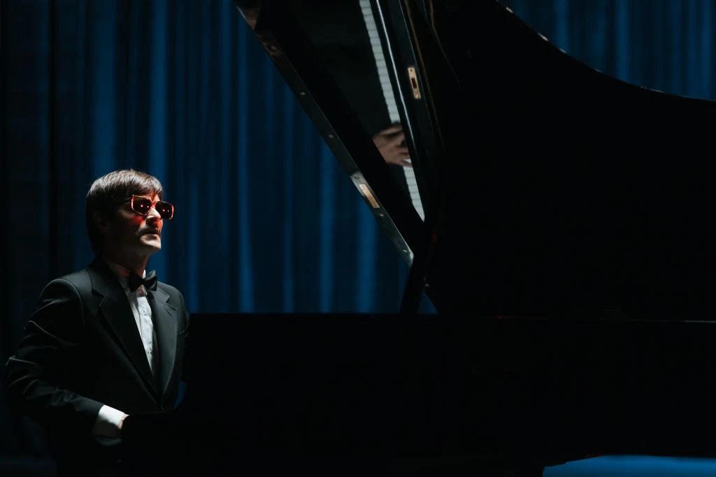 W Warszawie zakończyły się zdjęcia do nowego filmu Macieja Pieprzycy "Ikar. Legenda Mietka Kosza". Biografia zapomnianego geniusza fortepianu, niesamowitego jazzmana, który żył tylko 29 lat, pojawi się w kinach we wrześniu 2019 r.