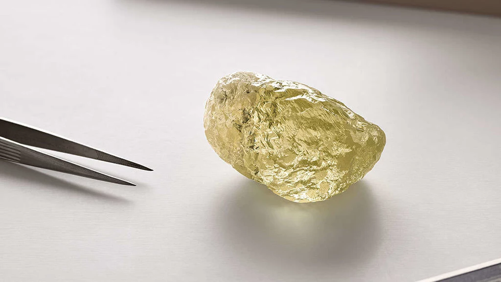 Żółty diament, który znalazła turystka zadziwił nawet pracowników kopalni.