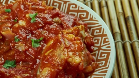 ​Zapomnij o rybie po grecku. Z tym sosem goście będą jeść prosto z półmiska