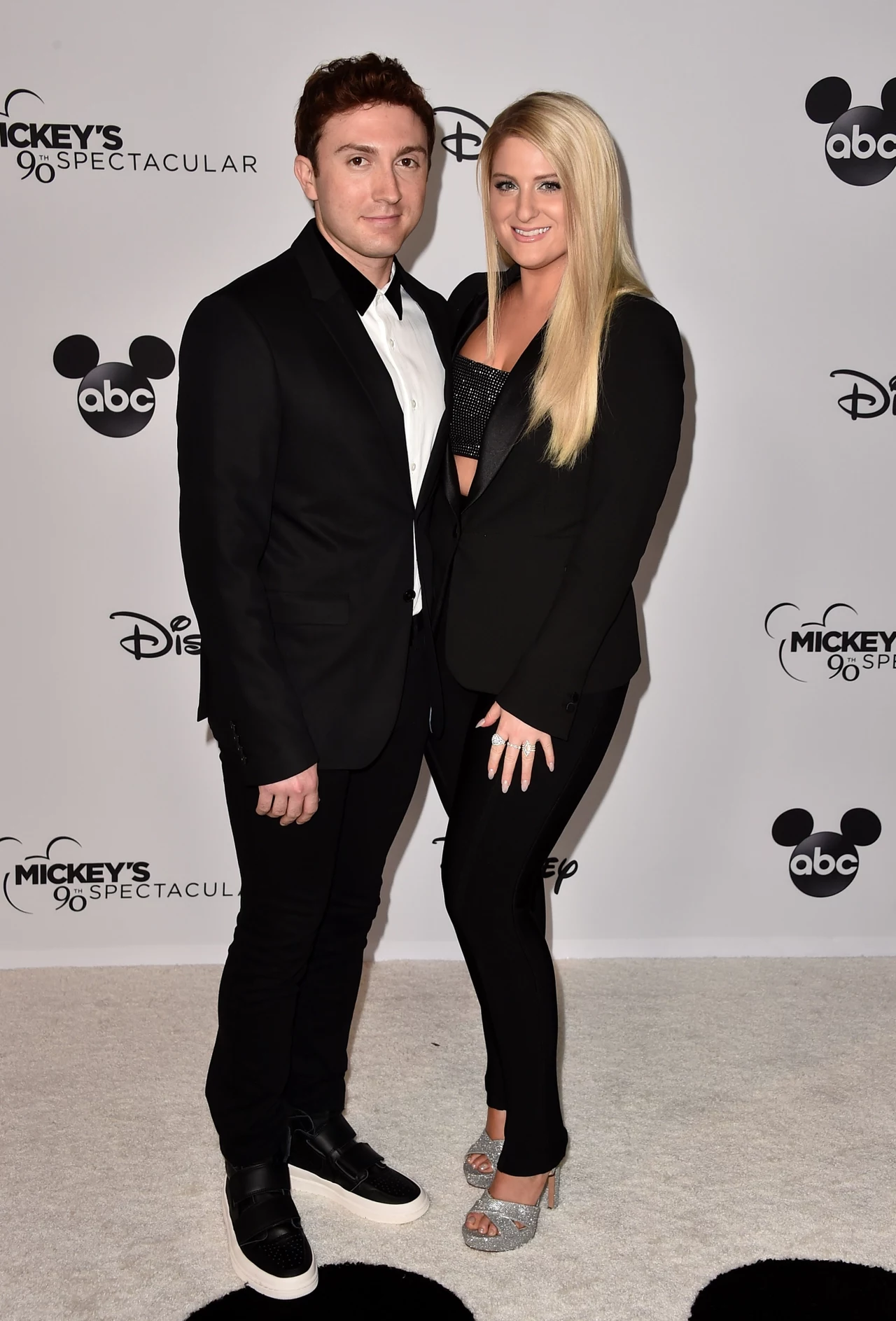 Prywatnie Meghan Trainor w grudniu 2017 roku zaręczyła się z Darylem Sabarą. Wcześniej wokalistkę łączono z innym muzykiem Charliem Puthem. Świadczyć miał o tym soczysty pocałunek pary podczas gali American Music Awards 2015. Plotki, które mówiły o romansie, nie znalazły jednak potwierdzenia. Artyści ujawnili, że ich pocałunek był ustawiony (namawiała ich do tego produkcja), a ich nie łączy nic poza przyjaźnią. Na zdjęciu z narzeczonym Darylem Sabarą. Prywatnie Meghan Trainor w grudniu 2017 roku zaręczyła się z Darylem Sabarą. Wcześniej wokalistkę łączono z innym muzykiem Charliem Puthem. Świadczyć miał o tym soczysty pocałunek pary podczas gali American Music Awards 2015. Plotki, które mówiły o romansie, nie znalazły jednak potwierdzenia. Artyści ujawnili, że ich pocałunek był ustawiony (namawiała ich do tego produkcja), a ich nie łączy nic poza przyjaźnią. Na zdjęciu z narzeczonym Darylem Sabarą.