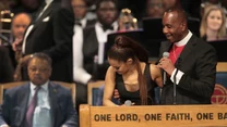 Ariana Grande wzięła udział w uroczystości pogrzebowej zmarłej w tym roku Arethy Franklin. Wiele osób zbulwersował fakt, że prowadzący ceremonię biskup Charles H. Ellis III złapał gwiazdę za pierś oraz żartował z jej nazwiska.

Niedługo później duchowny przeprosił za swoje zachowanie w specjalnym oświadczeniu. 