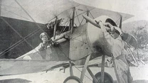 Oryginalny Bristol Scout o numerze bocznym 1264. W kabinie siedzi Flight Sub Lieutenant Francis Donald „Bunnie” Bremner