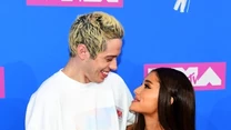 W maju tego roku świat obiegła informacja, że Ariana Grande spotyka się z Petem Davidsonem, a już w czerwcu para ogłosiła swoje zaręczyny. 

Splot nieprzyjemnych wydarzeń, w tym wspomniana śmierć byłego chłopaka Ariany, Maca Millera, doprowadził do rozstania Ariany i Pete'a w październiku tego roku.

"Przechodzę przez piekło i robię wszystko, co w mojej mocy by przeć do przodu" - napisała ostatnio w mediach społecznościowych Ariana Grande.