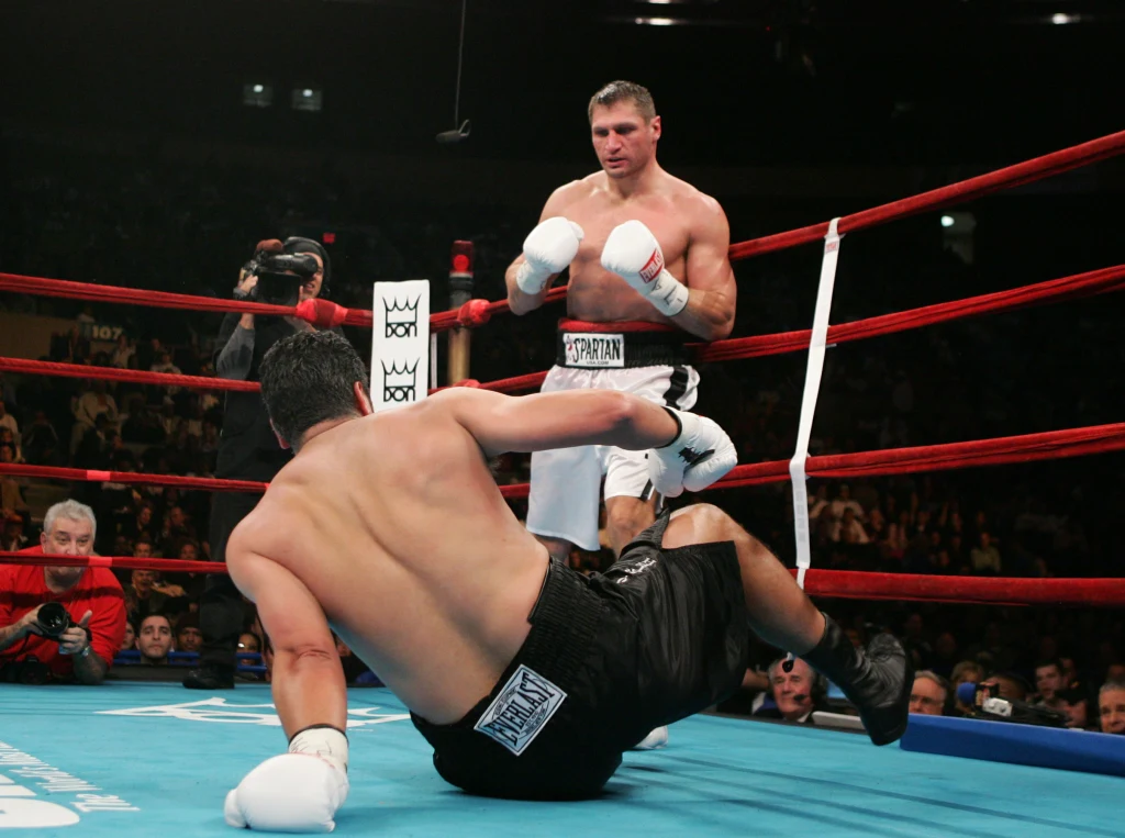 Andrzej Gołota miał na deskach Johna Ruiza, ale w opinii sędziów to Amerykanin wygrał i zdobył tytuł mistrza świata federacji WBA