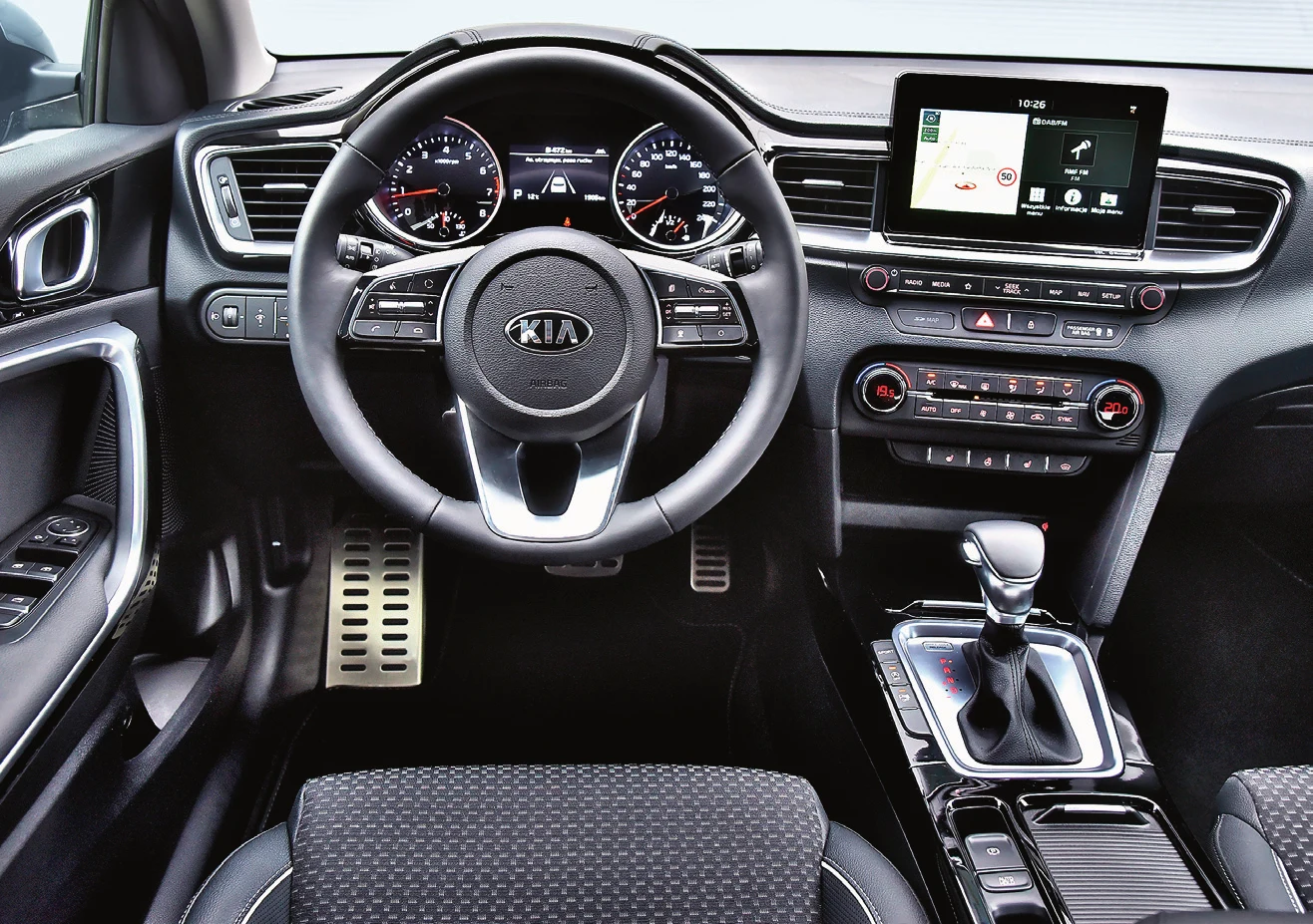 Świetnie rozplanowany i porządnie wykończony kokpit. Mała obudowa airbagu w kierownicy i wystający ekran świadczą o tym, że Kia „zna” najnowsze trendy.