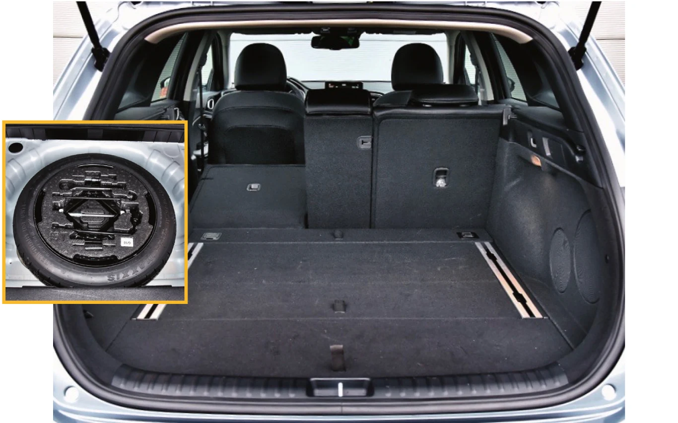 Bagażnik (625 l) – niezbyt wysoki, ale za to głęboki i szeroki. Z prawej: głośniki opcjonalnego audio JBL. Każda z odmian Ceeda Kombi standardowo oferuje dojazdowe koło zapasowe.