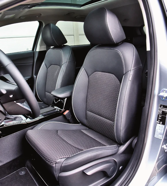 Duże i wygodne fotele z bardzo miękkimi oraz regulowanymi dwuosiowo zagłówkami.