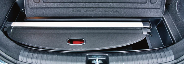 Schowek położony najbliżej progu jest głębszy – ma 25 cm (przewidziano w nim miejsce na zdjętą roletę oraz siatkę oddzielającą bagażnik od kabiny).