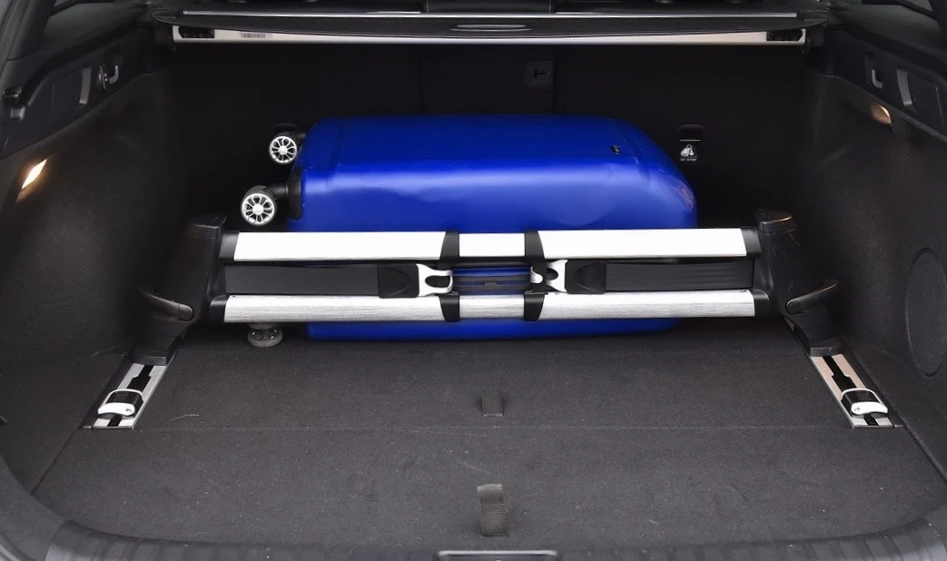 System aranżacji przestrzeni bagażowej (seryjny) pomaga utrzymać pakunki w miejscu.