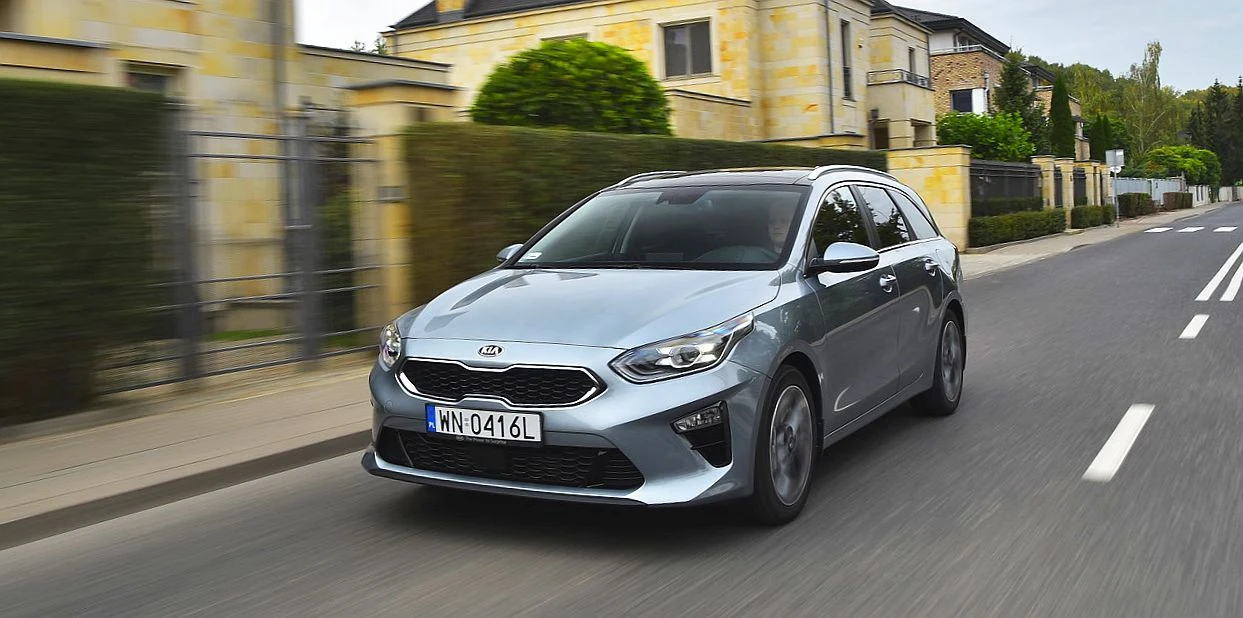 Każdą z soczewek świateł mijania/drogowych otaczają cztery diody lamp dziennych (jak w Porsche).