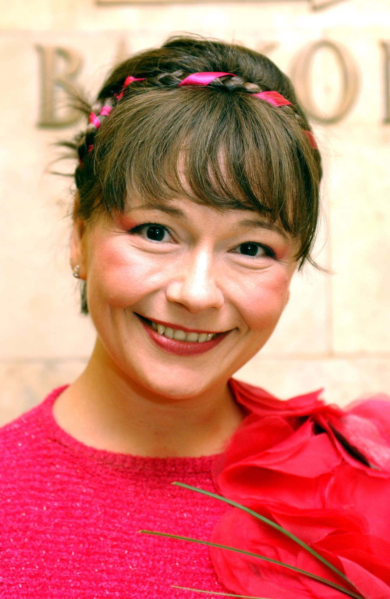 Mimo rozpoznawalności w Polsce w pewnym momencie Fiolka postanowiła, że rzuca muzykę i wyjeżdża z kraju. Mieszkała w Szwecji, na południu Francji i Hiszpanii, gdzie pracowała jako wolontariuszka. Mimo rozpoznawalności w Polsce w pewnym momencie Fiolka postanowiła, że rzuca muzykę i wyjeżdża z kraju. Mieszkała w Szwecji, na południu Francji i Hiszpanii, gdzie pracowała jako wolontariuszka.