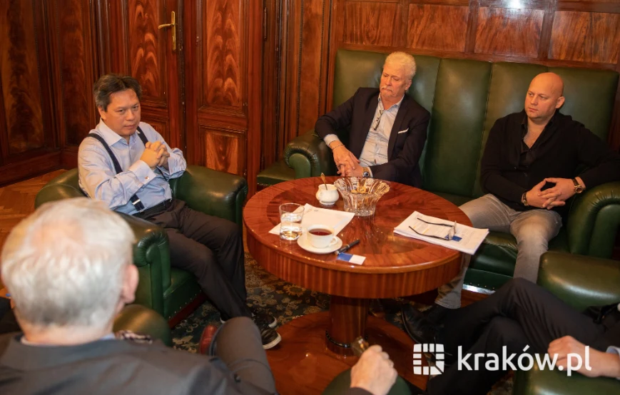 Od lewej: prezydent Jacek Majchrowski (tyłem), Vanna Ly, Mats Hartling, Adam Pietrowski